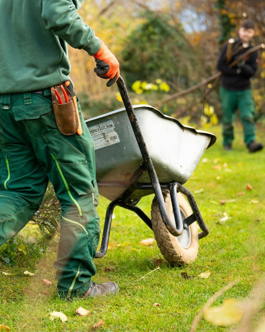 Josef Mayr bei der Arbeit im Garten
