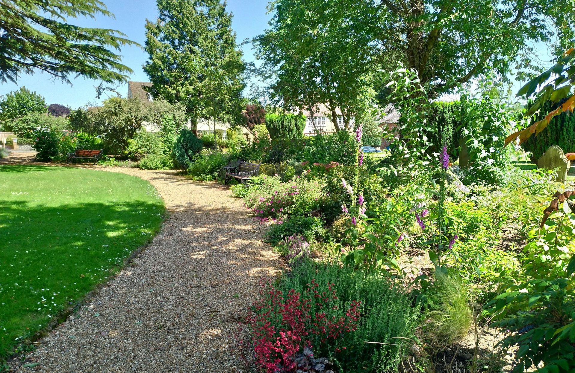 Gepflegter Garten mit Natursteinmauer und Bepflanzung