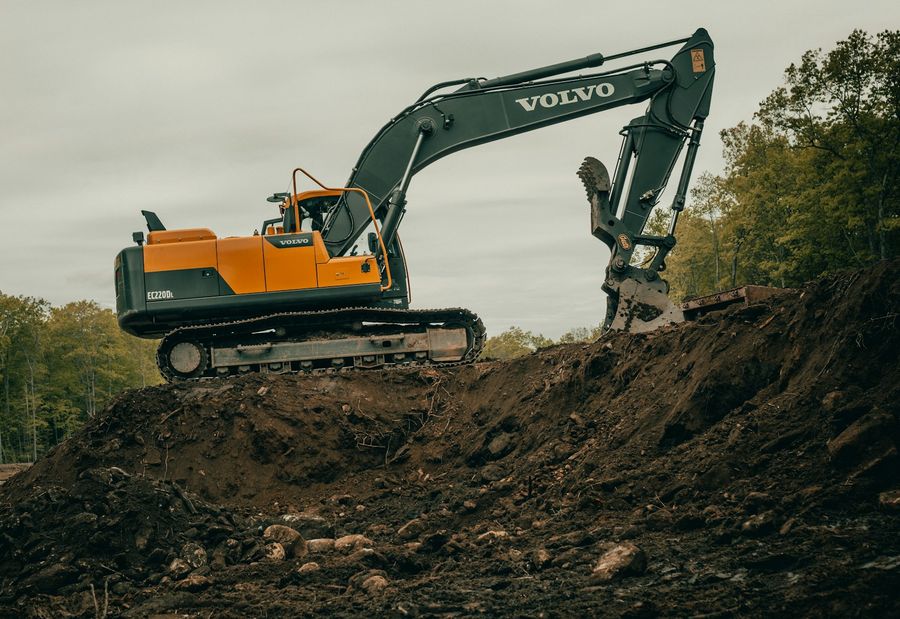 Bagger bei Erdarbeiten auf einer Baustelle