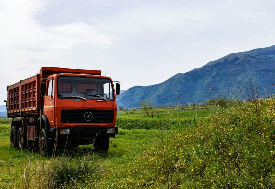 Kipper-LKW mit Schüttgut